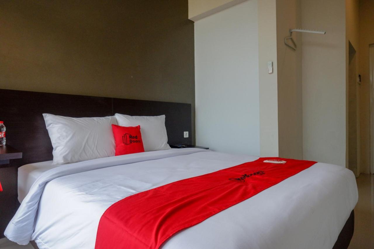Reddoorz Plus Near Solo Baru Екстер'єр фото